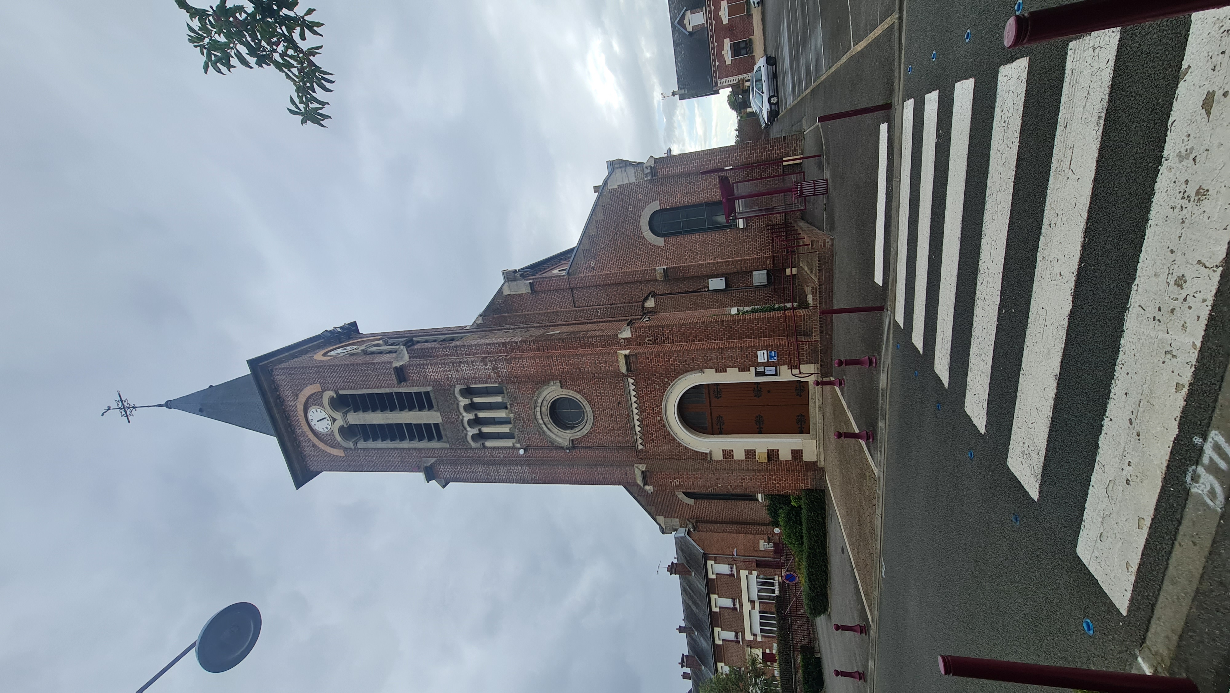 Une église en brique, je crois que j'ai la preuve que j'arrive dans le nord