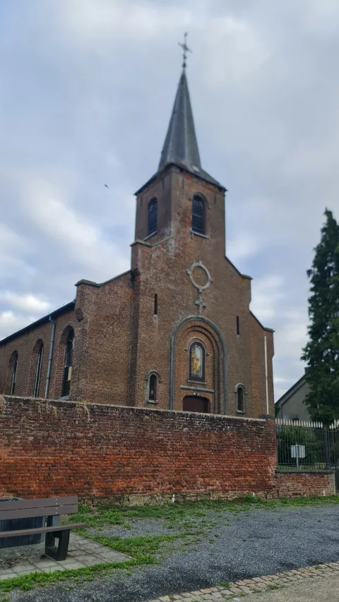 Église en brique dans le style romain