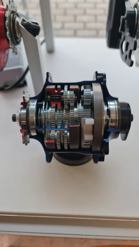 L'intérieur du moyen, on dirait vraiment de l'horlogerie