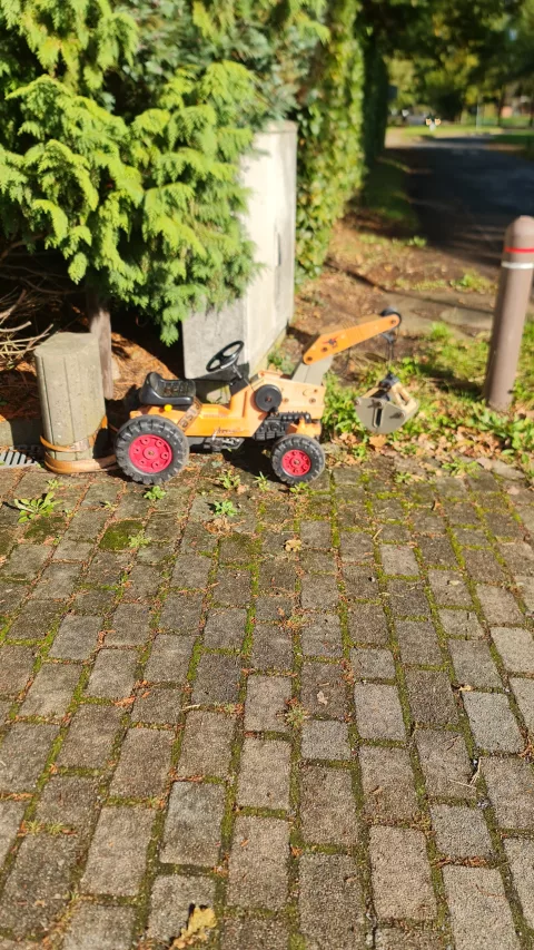 Des jouets au bord des routes